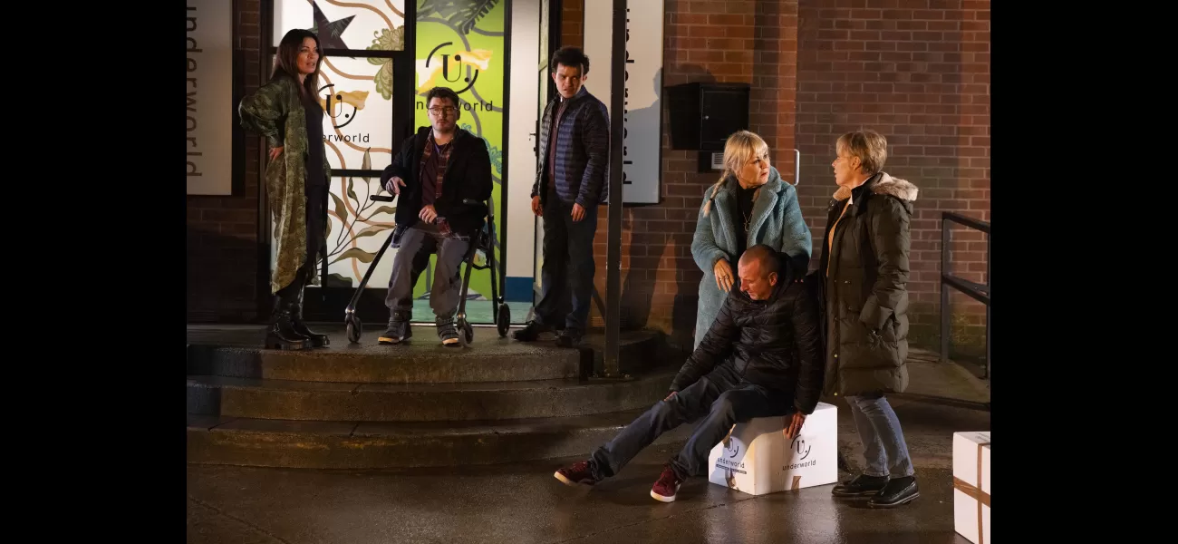 Two popular stars from Coronation Street got hurt in two different accidents.