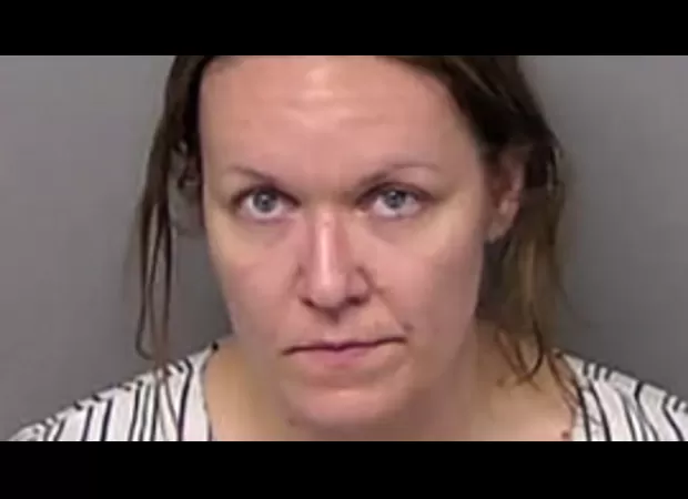 Husband's smoothie poisoned by wife, using a dangerous plant.