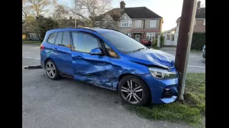 A man posing as a police officer caused an elderly person to have an accident by using false blue lights.