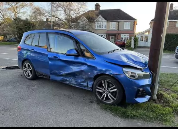 A man posing as a police officer caused an elderly person to have an accident by using false blue lights.