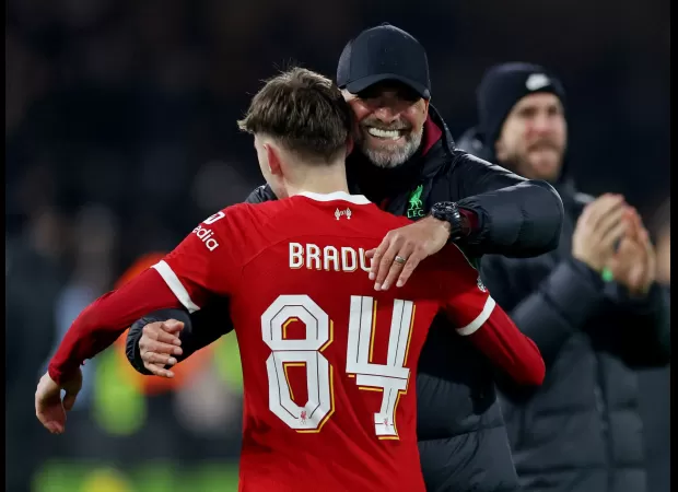 Liverpool's coach Jurgen Klopp shares his advice to the team before their Carabao Cup final against Chelsea.