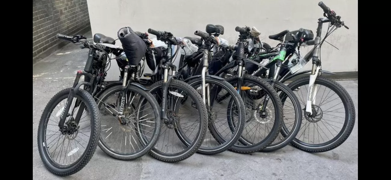 Criminals use powerful electric bikes to escape quickly after stealing phones.