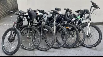 Criminals use powerful electric bikes to escape quickly after stealing phones.