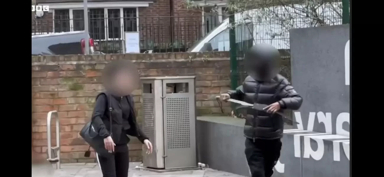 Youth with machetes fight outside city art gallery.