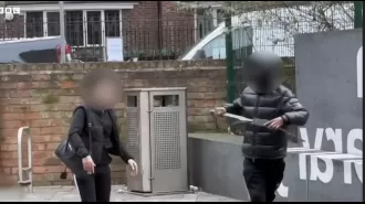 Youth with machetes fight outside city art gallery.