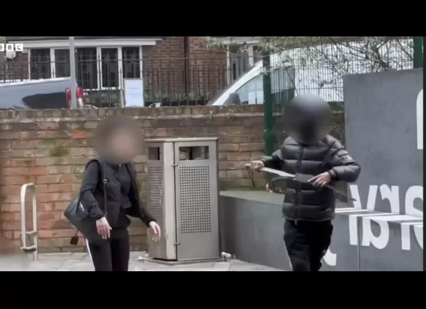 Youth with machetes fight outside city art gallery.