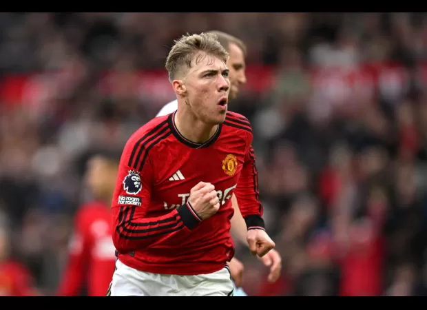 Rasmus Hojlund shares his favorite Manchester United player and picks his ideal five-person soccer team.