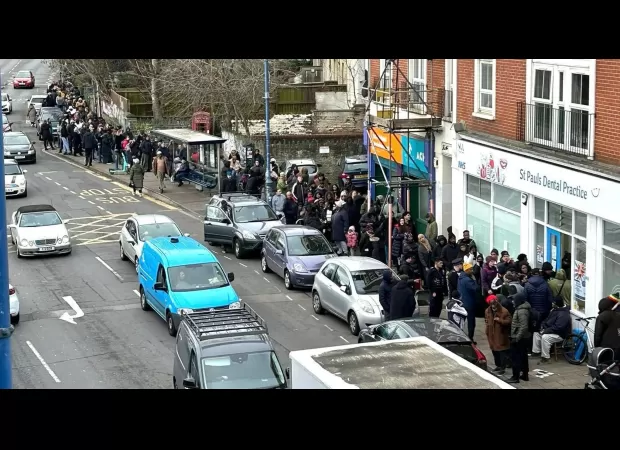 Cop called to queue for dentist becomes too long.