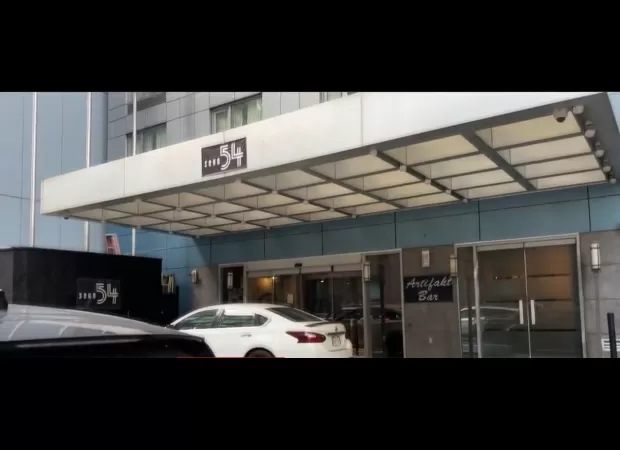 Maid finds woman's dead body in hotel room with bloody iron near her head.