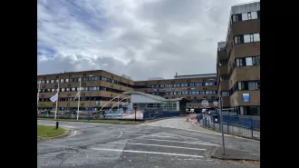 A 39-year-old mother passed away after being discovered unresponsive while waiting for 7 hours in the emergency room.