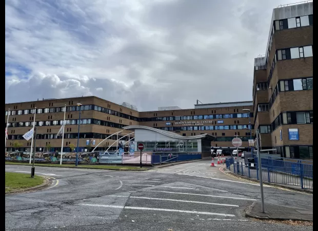 A 39-year-old mother passed away after being discovered unresponsive while waiting for 7 hours in the emergency room.