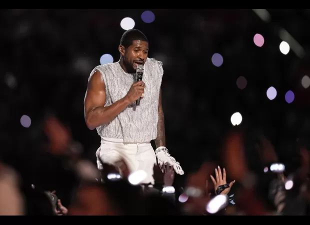 Usher performs shirtless at the Super Bowl Halftime show, but without Justin Bieber.
