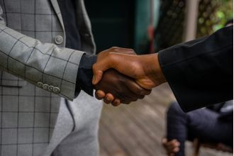 Learn how to negotiate your salary like a pro from a former Goldman Sachs recruiter. #SalaryNegotiationHacks #JobSeekersTips