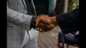 Learn how to negotiate your salary like a pro from a former Goldman Sachs recruiter. #SalaryNegotiationHacks #JobSeekersTips