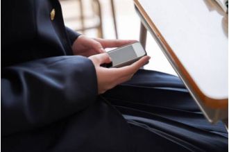 England's government wants to prohibit cell phone use at all schools.