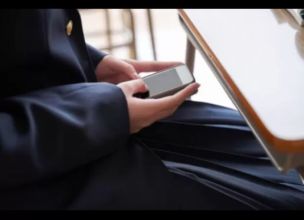 England's government wants to prohibit cell phone use at all schools.