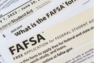 Parents of new college students frustrated with delays in government financial aid process.