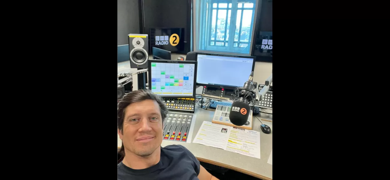 BBC Radio 2 goes off air, forcing Vernon Kay fans to listen to emergency music.