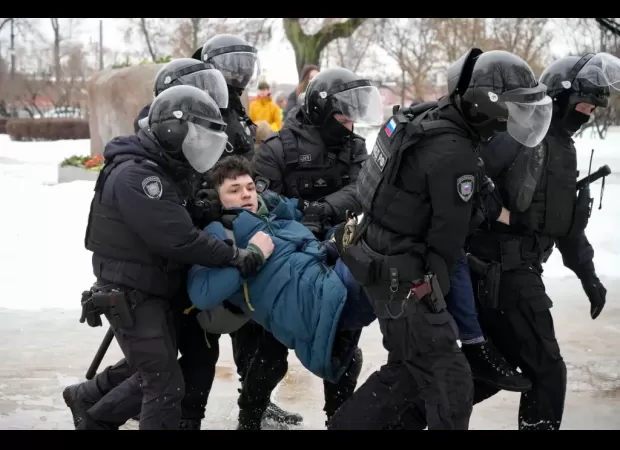 Wagner soldiers instructed to take flowers placed in memory of Alexei Navalny.