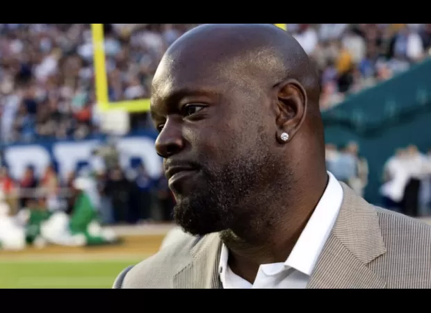 Legendary NFL player Emmitt Smith disagrees with the University of Florida's choice to eliminate their DEI department.