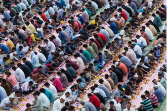 Is it acceptable to consume water while fasting for Ramadan?