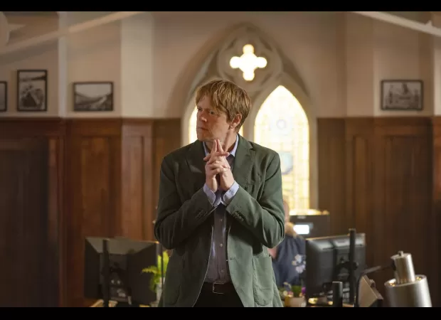 Actor Kris Marshall passionately defends his movie Beyond Paradise against harsh criticism from reviewers.
