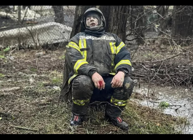 A paramedic died along with at least 20 others in a Russian bombing attack in Ukraine.