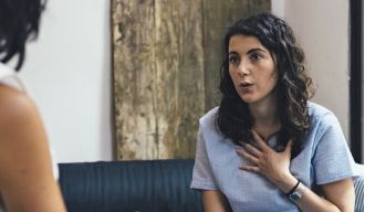 FBI-trained expert shares 3 obvious signs of lying based on body language.
