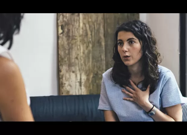 FBI-trained expert shares 3 obvious signs of lying based on body language.