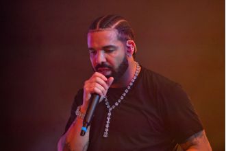 Drake gives a pregnant fan $25K to help her become a wealthy mother.