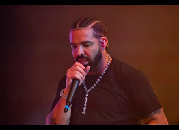 Drake gives a pregnant fan $25K to help her become a wealthy mother.