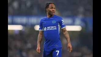 According to Scott Minto, there is a Chelsea player who is not able to kick the ball correctly.