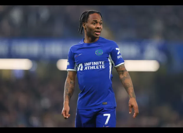 According to Scott Minto, there is a Chelsea player who is not able to kick the ball correctly.