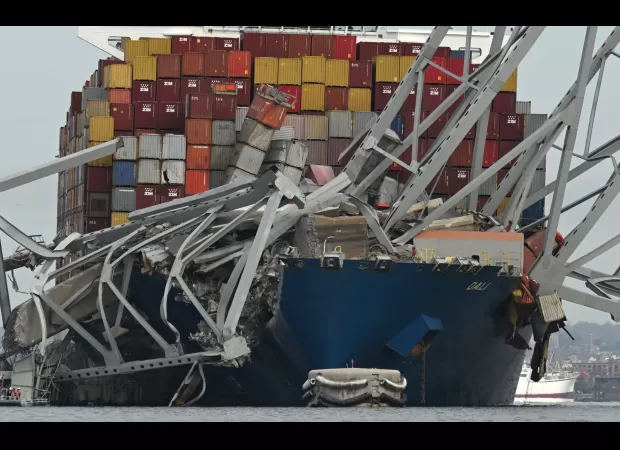 Search for six missing men after Baltimore Bridge crash suspended with little hope for rescue.