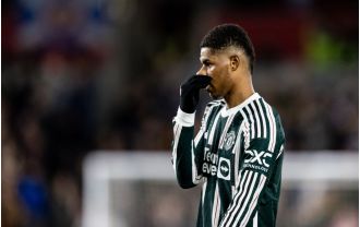Jamie Redknapp criticizes Manchester United's Marcus Rashford while he plays in the match against Brentford.