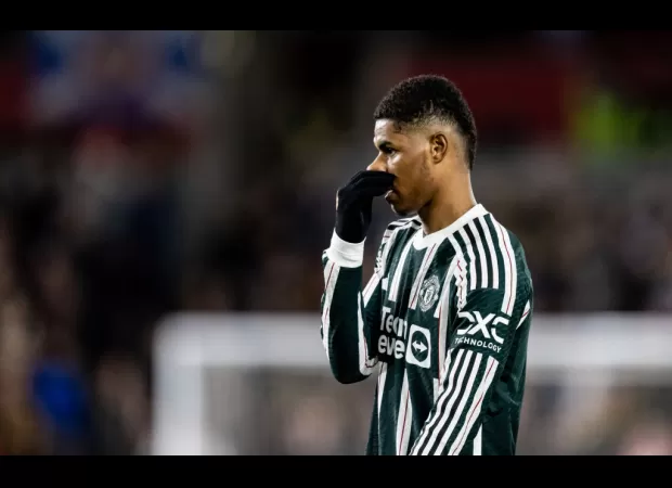 Jamie Redknapp criticizes Manchester United's Marcus Rashford while he plays in the match against Brentford.