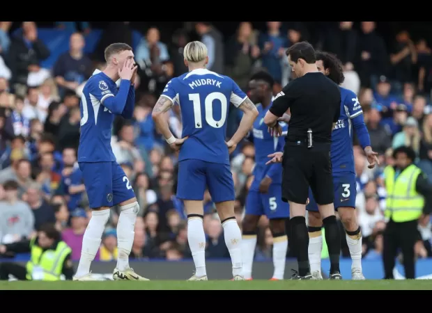Chelsea great Frank Leboeuf criticizes players for lack of passion and intelligence.