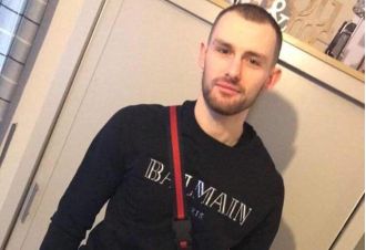 A wanted man with thinning hair asks police to omit mentioning his balding in posters.