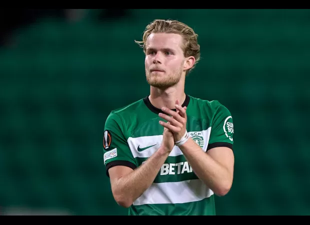 Man United interested in Sporting's Hjulmand, may compete with Barcelona for him.