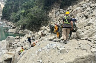 600+ individuals remain stranded following Taiwan earthquake.