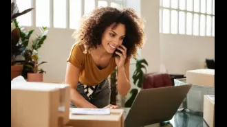 People are starting businesses while still working full-time, leading to a rise in side hustles among entrepreneurs.