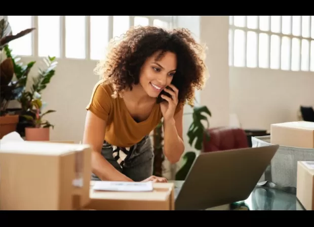 People are starting businesses while still working full-time, leading to a rise in side hustles among entrepreneurs.