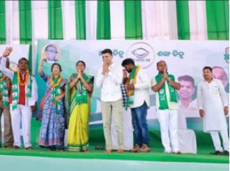 Pandian calls for public support to continue development work, aiming at Pradhan.