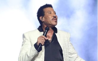 Lionel Richie comes back to his hometown to inaugurate a park named Hello Park in Tuskegee.