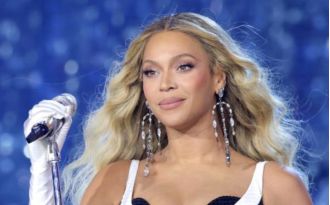 Beyoncé surprises her close 2-year-old friend with a bouquet of flowers.