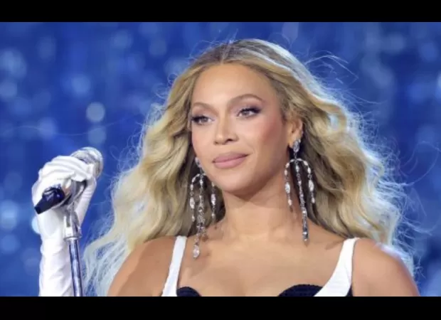 Beyoncé surprises her close 2-year-old friend with a bouquet of flowers.