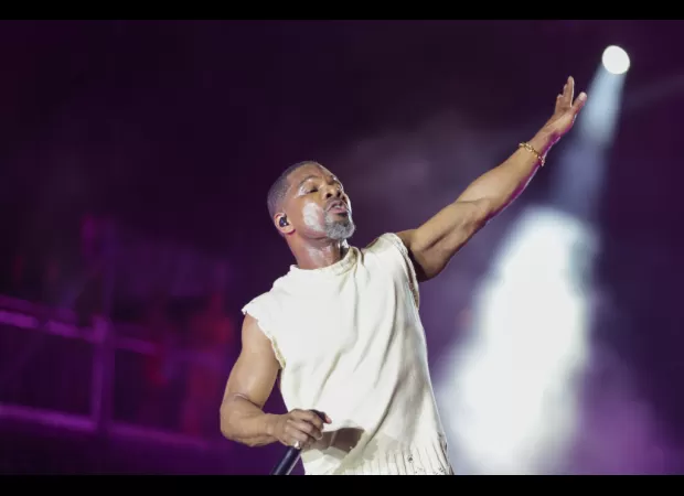 Jamaican audience confused by Kirk Franklin's 'Crip Walk' dance during Christian concert.