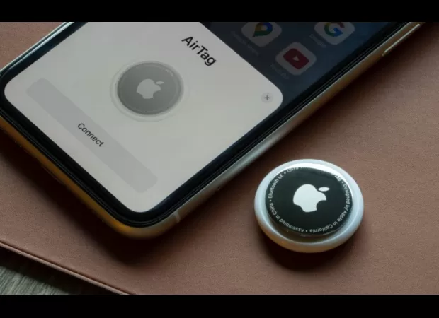 Traveler attaches AirTag to braids before solo trip to Mexico for extra safety.