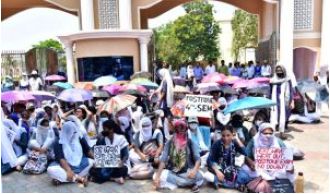 Students in the RD program are protesting against having to take exams for their 4th semester.