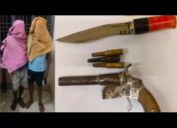 Police arrest two criminals from Jharkhand.